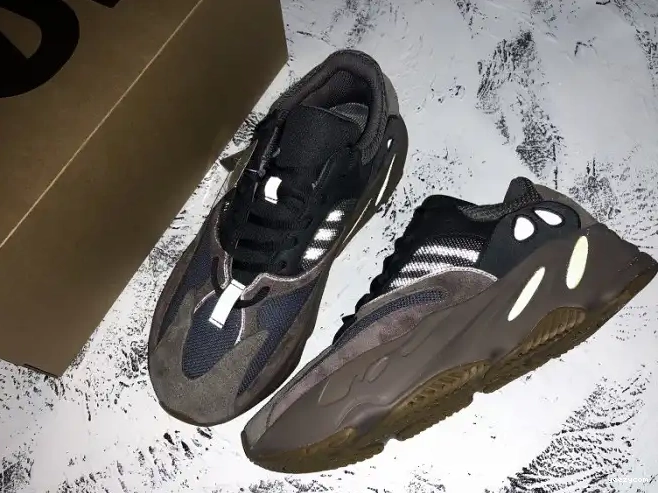 700 Adidas Yeezy EE9614 Boost Runner 